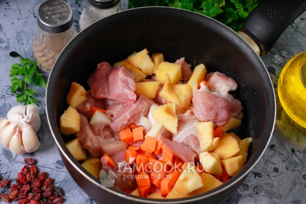 Положить мясо и овощи в кастрюлю