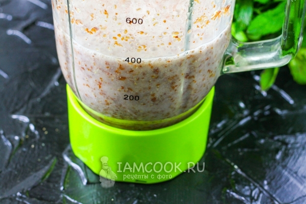 Взбить семена льна с водой