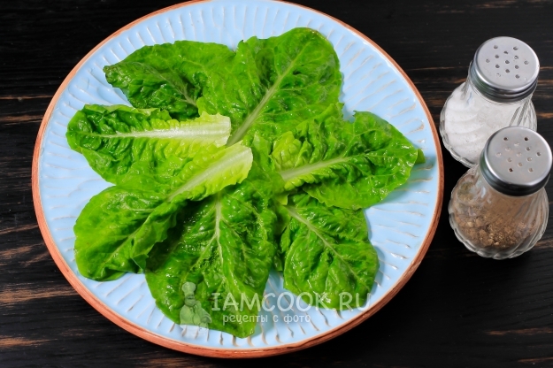 Положить листья салата