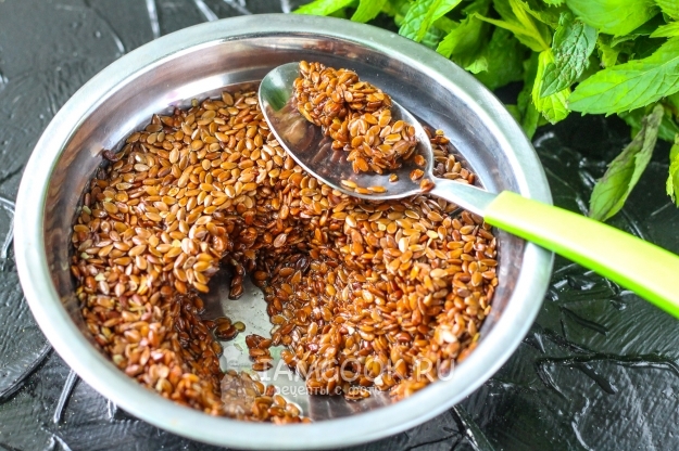 Дать семенам льна впитать воду