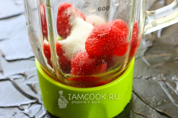 Соединить сахар и клубнику