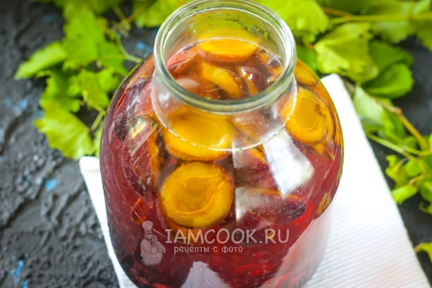 Влить горячий сироп