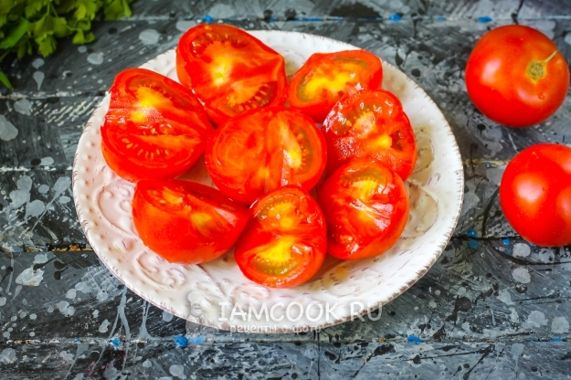Разрезать помидоры пополам