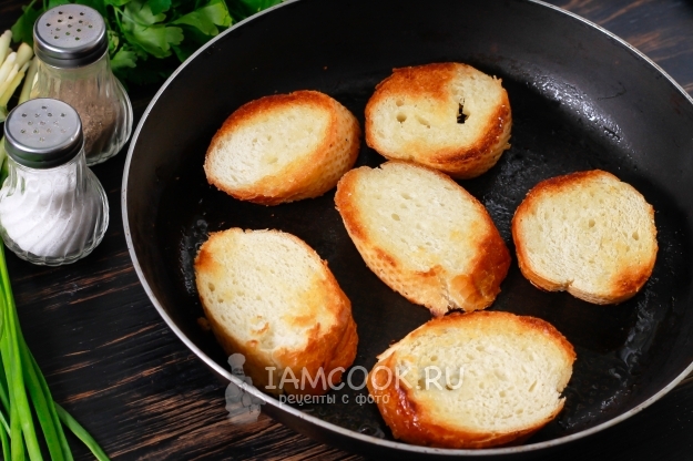 Обжарить булку