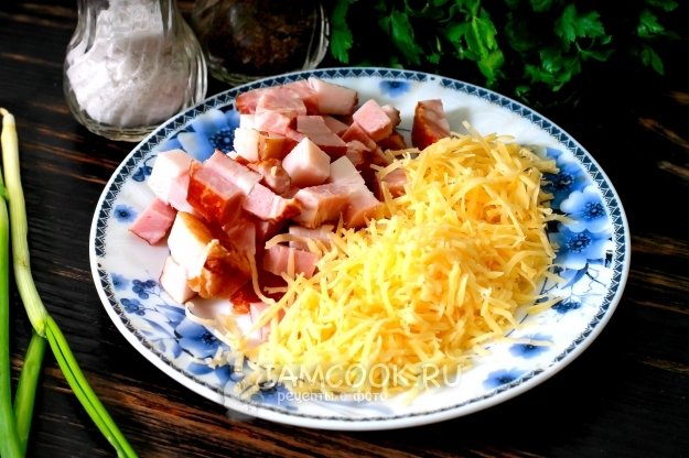 Натереть сыр и порезать бекон