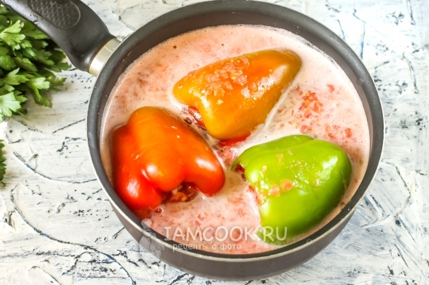 Залить перцы помидорами