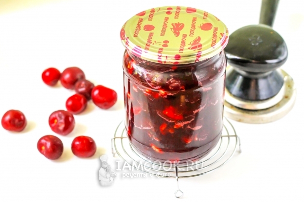 Фото варенья из черешни с грецким орехом