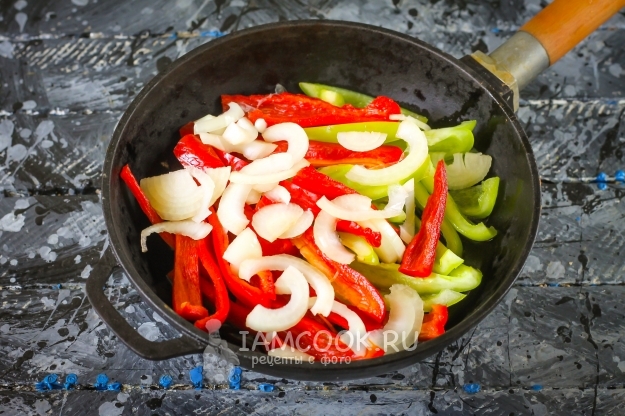 Положить лук и перец на сковороду