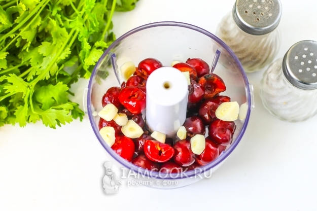 Положить чеснок