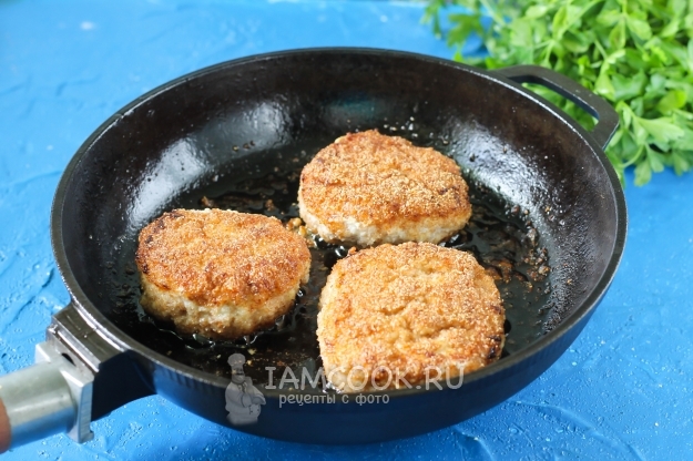 Пожарить котлеты