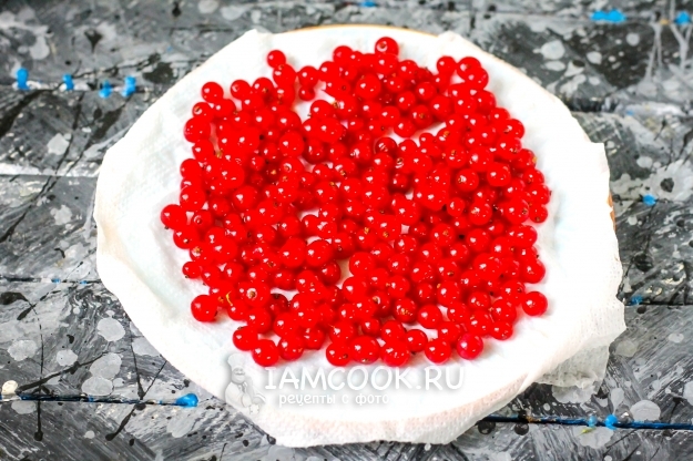 Положить смородину на бумажное полотенце