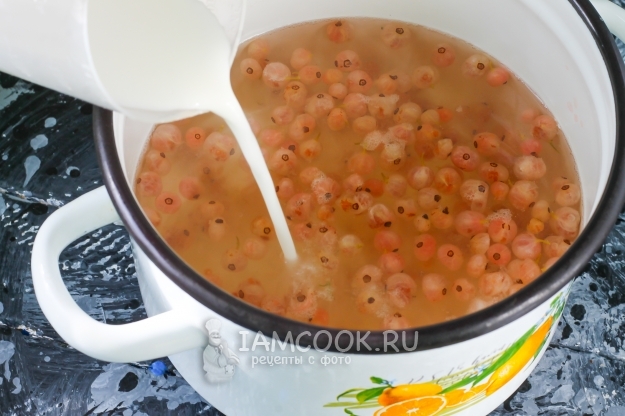 Влить крахмальную воду