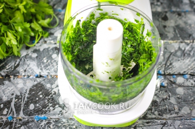 Измельчить петрушку