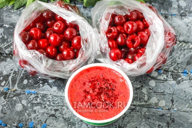 Положить вишню в пакет