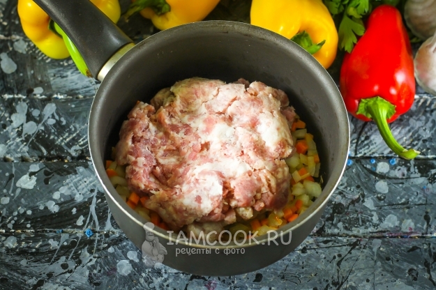 Положить фарш