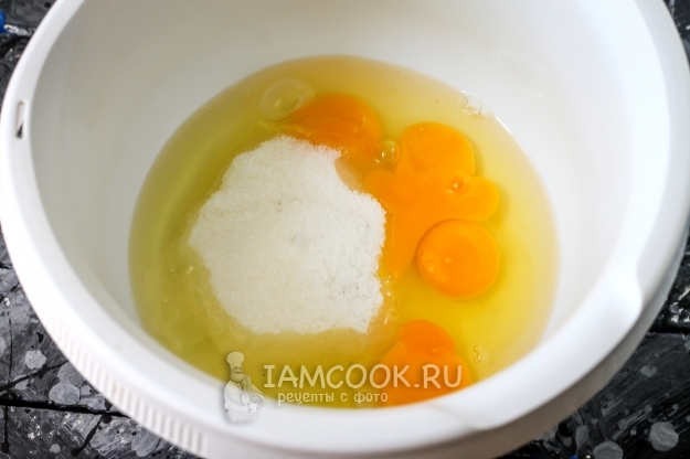 Соединить яйца и сахар
