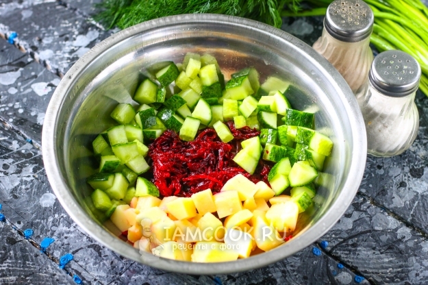 Соединить свеклу, картофель и огурцы