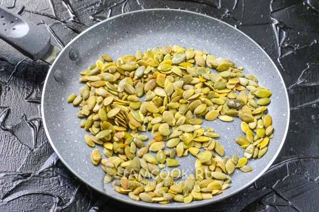 Обжарить семечки