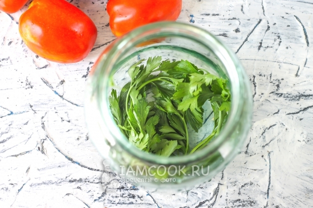 Положить в банку зелень