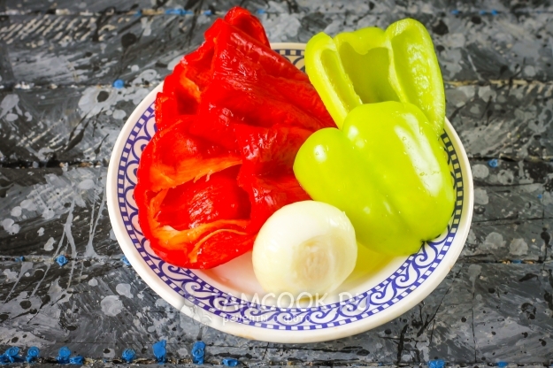 Почистить лук и перец