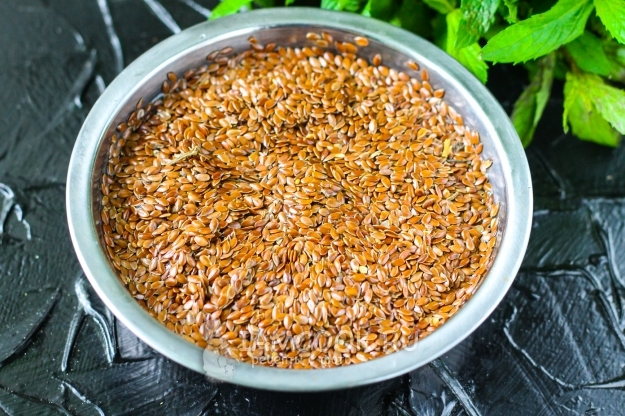 Залить семена льна водой