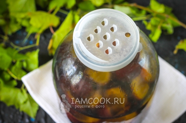 Слить с банки воду