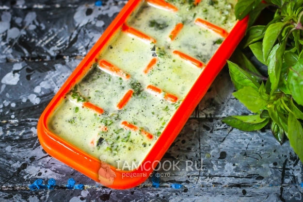 Перелить базилик в контейнер