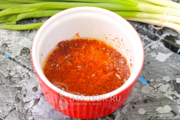 Соединить масло, паприку и чеснок