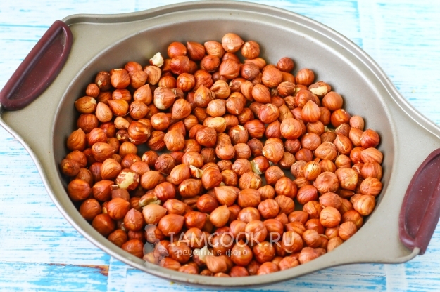 Положить орехи на сковороду