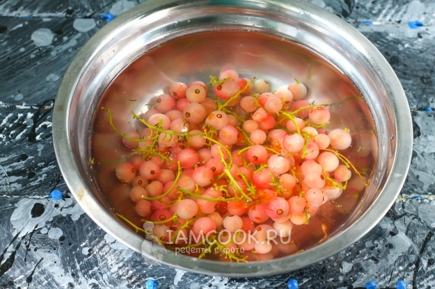 Залить ягоды водой