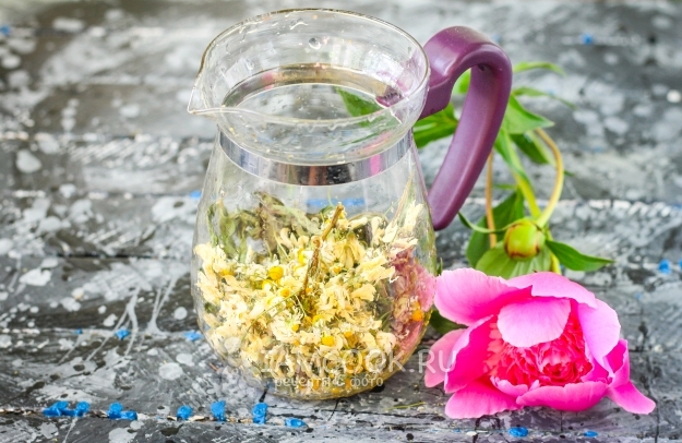 Положить сушеные растения в заварник