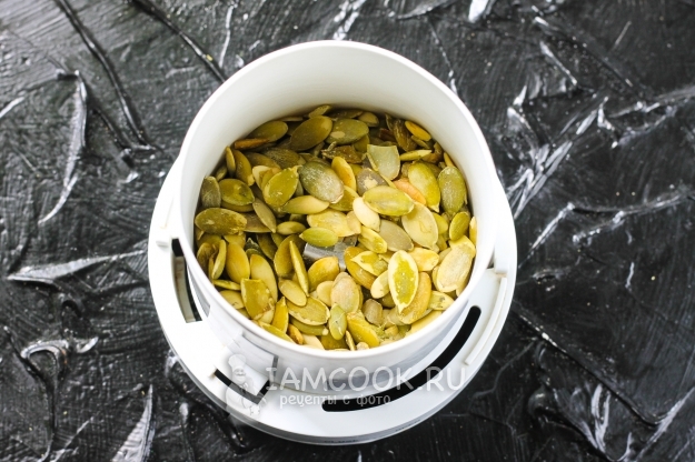 Положить семечки в блендер