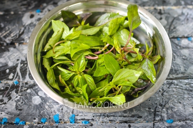 Помыть базилик