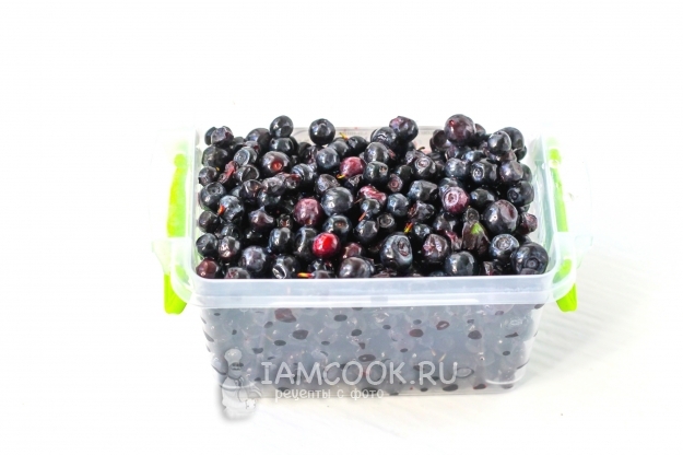 Положить чернику в контейнер