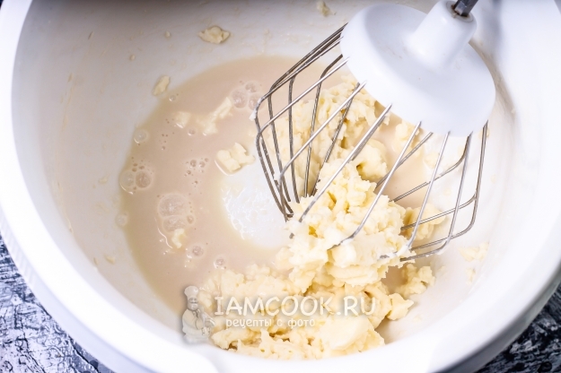 Взбить сливки до образования масла