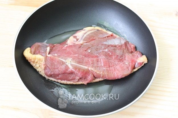 Положить мясо на сковороду