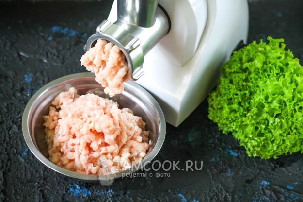 Перекрутить куриное филе на мясорубке