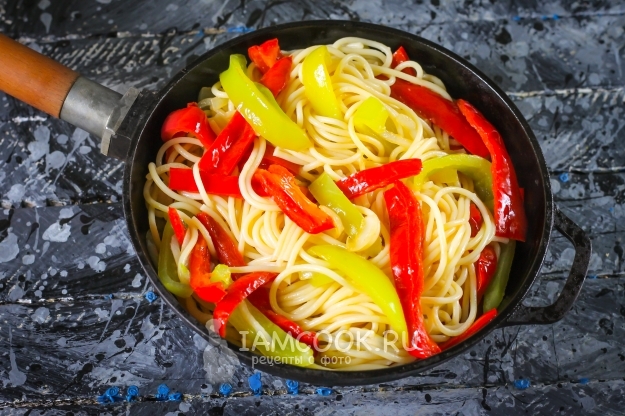 Добавить макароны