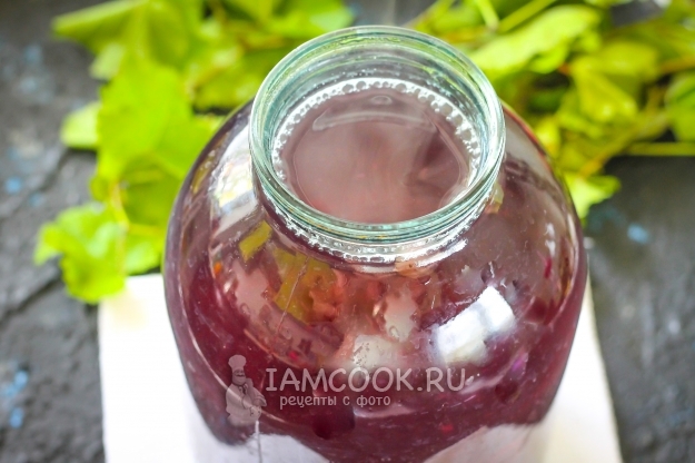 Влить компот в банку