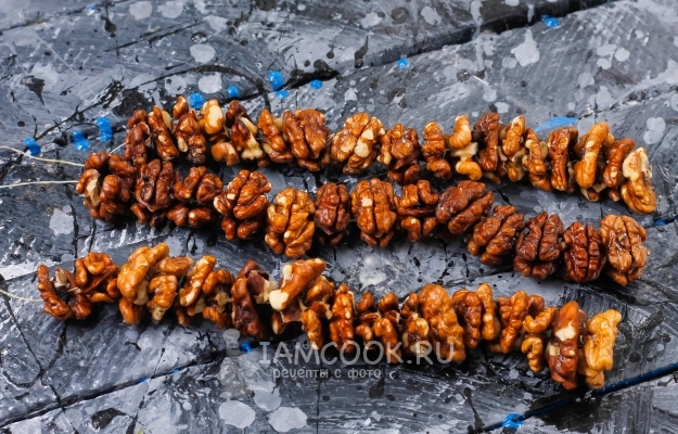 Нанизать орехи на нитку