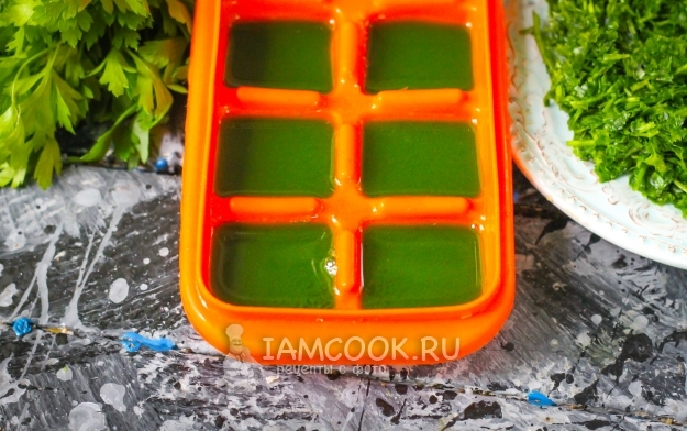 Налить сок в контейнер для льда