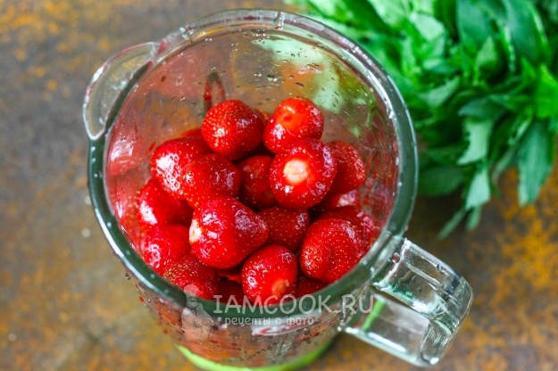 Положить клубнику в блендер