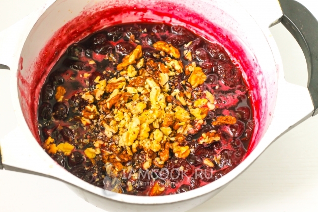 Положить орехи