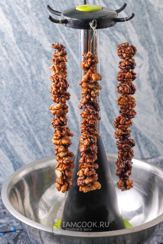 Подвесить ореховые бусы