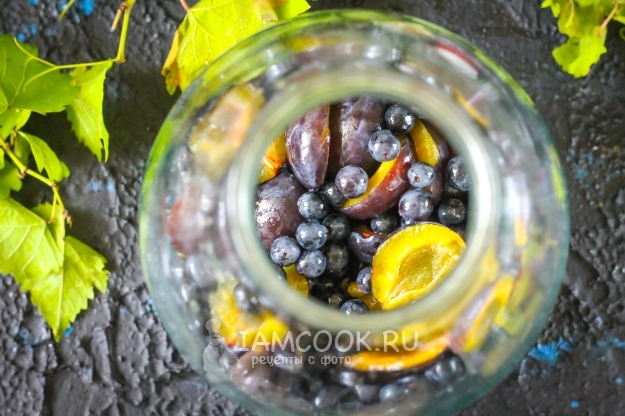 Положить в банку виноград и сливы