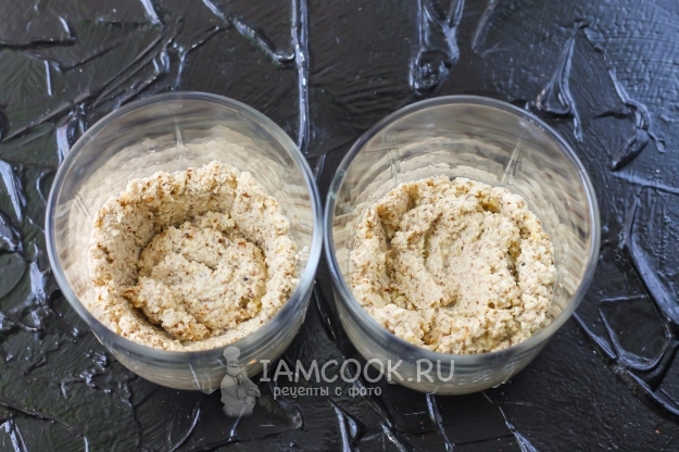 Положить в стаканы ореховое пюре