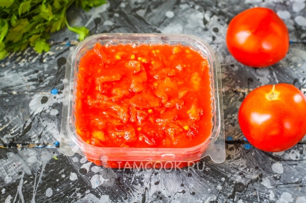 Положить пюре из помидоров в контейнер