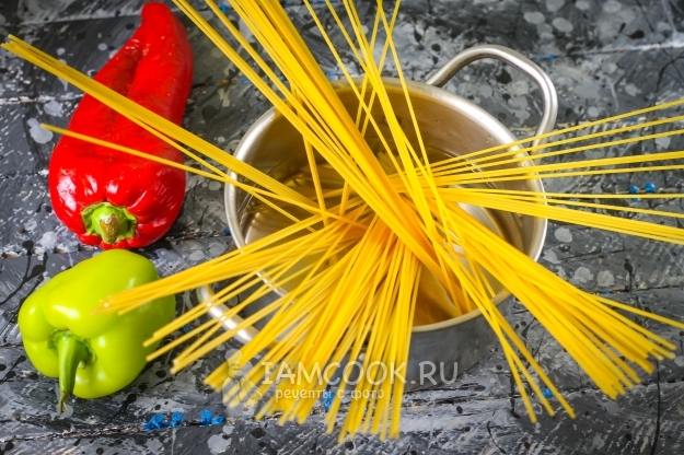 Положить макароны в кипяток