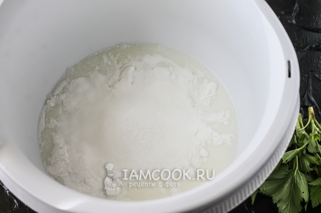 Соединить сливки и сахар