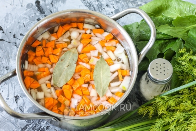 Добавить воду, соль и лавровый лист